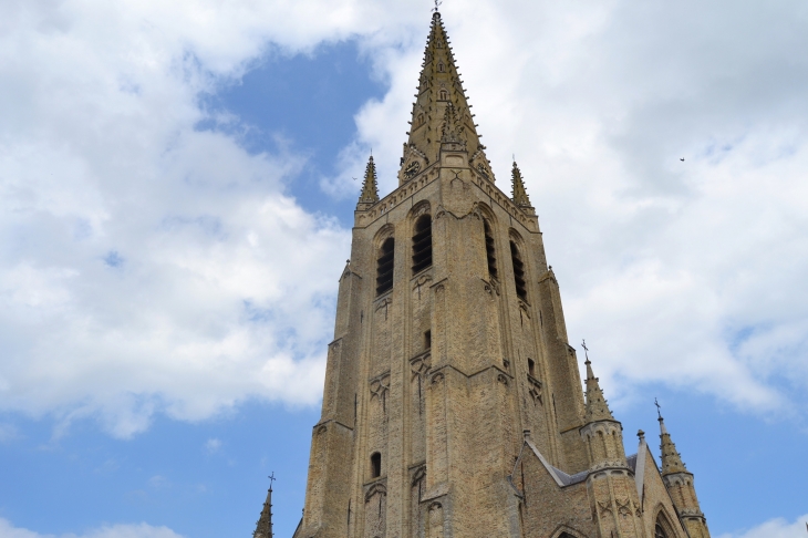 *église Saint-Vaast 16 Em Siècle ( sa tour culmine a 82 métres ) - Hondschoote