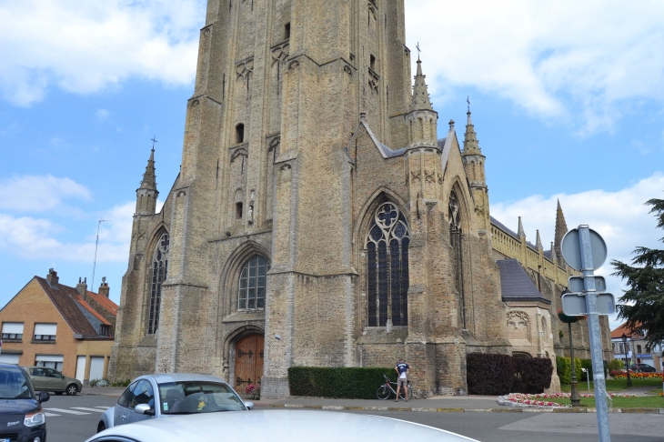 *église Saint-Vaast 16 Em Siècle ( sa tour culmine a 82 métres ) - Hondschoote