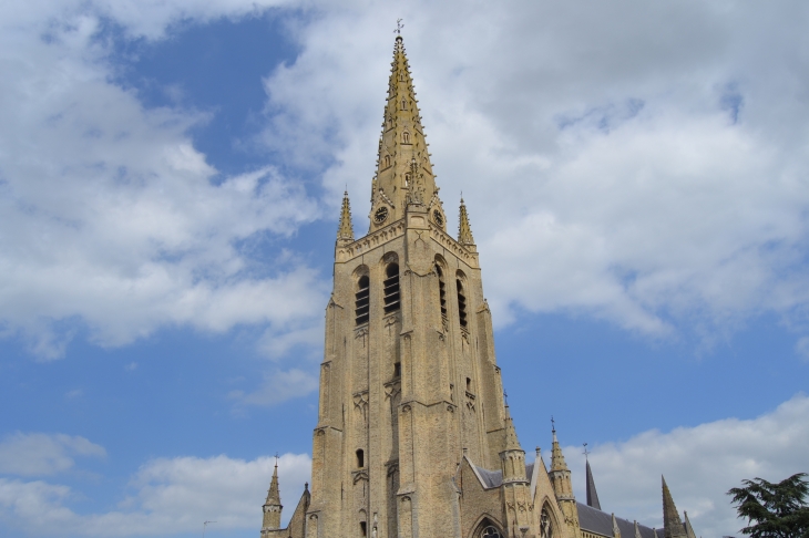 *église Saint-Vaast 16 Em Siècle ( sa tour culmine a 82 métres ) - Hondschoote