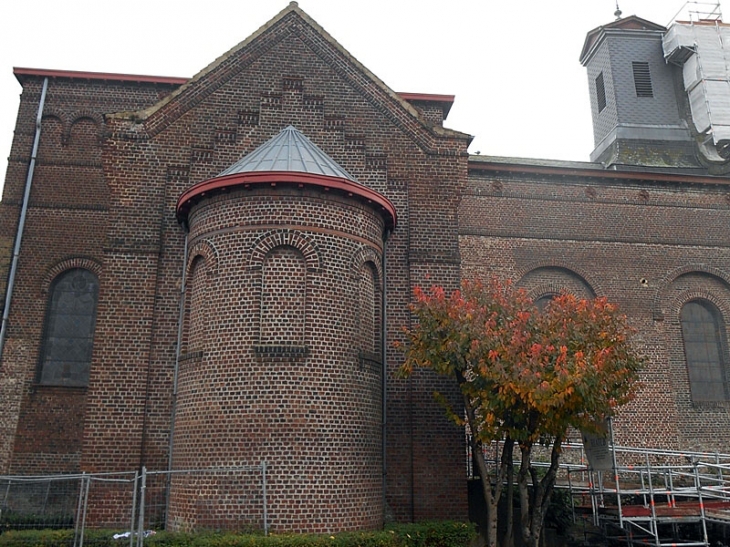 Derrière l'église en rénovation - La Sentinelle