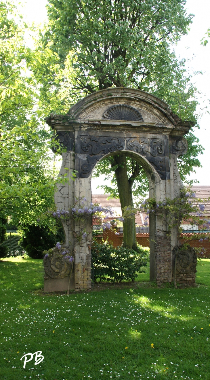 Porte dans le parc de l'Hotel-de-Ville - Lambersart