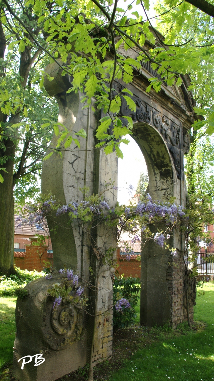 Porte dans le parc de l'Hotel-de-Ville - Lambersart