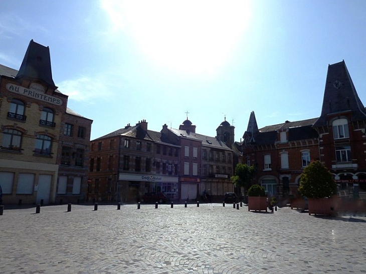 La place de l'hôtel de ville - Landrecies