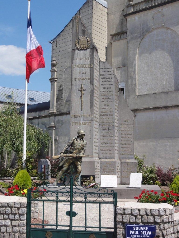 Landrecies (59550) monument aux morts, square Paul Delva