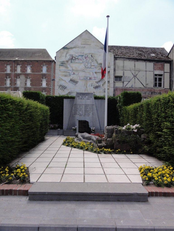 Landrecies (59550) monument aux morts et peinture murale commémorant le siège de Landrecies 1543