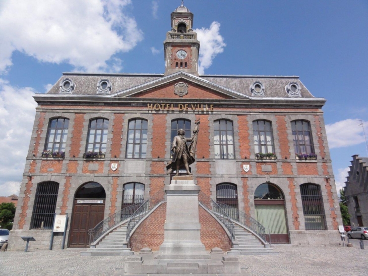 Landrecies (59550) Hotel de Ville et Statue Dupleix