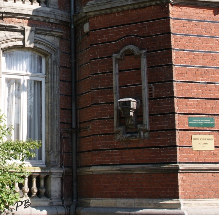 Château des Croisiers aujour'hui le Conseil des Prud'hommes - Lannoy