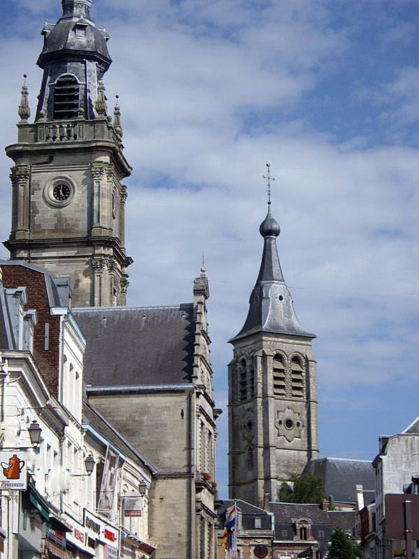 Vue sur le beffroi et le clocher de l'église - Le Cateau-Cambrésis