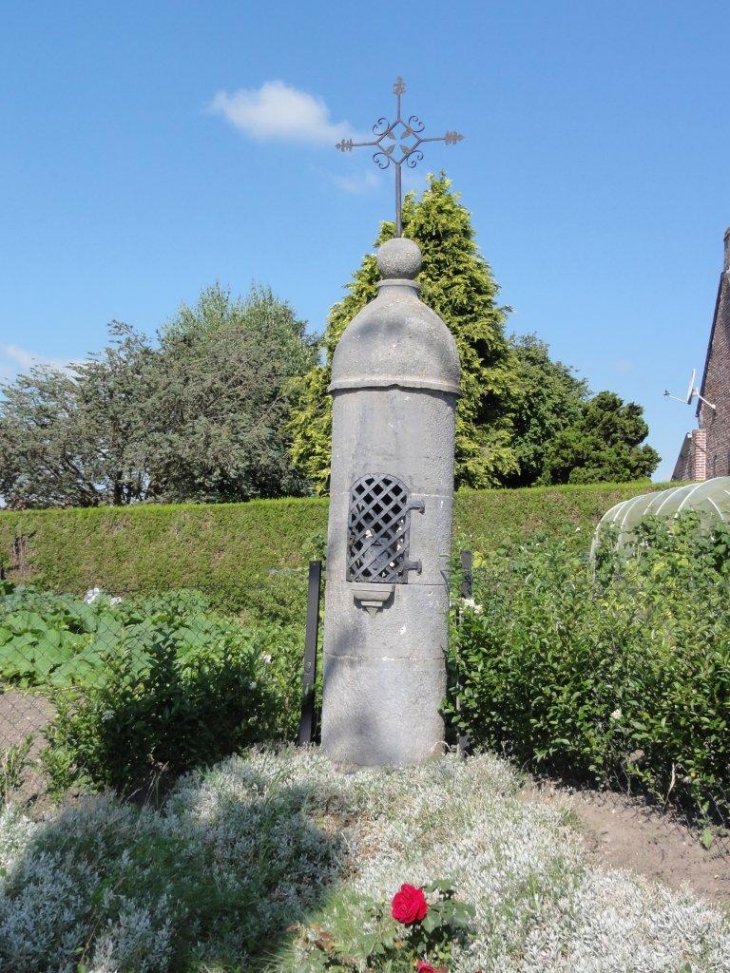 Le Favril (59550) ) chapelle N.D. de Bon Secours, St.Pierre, Ste Catharine.