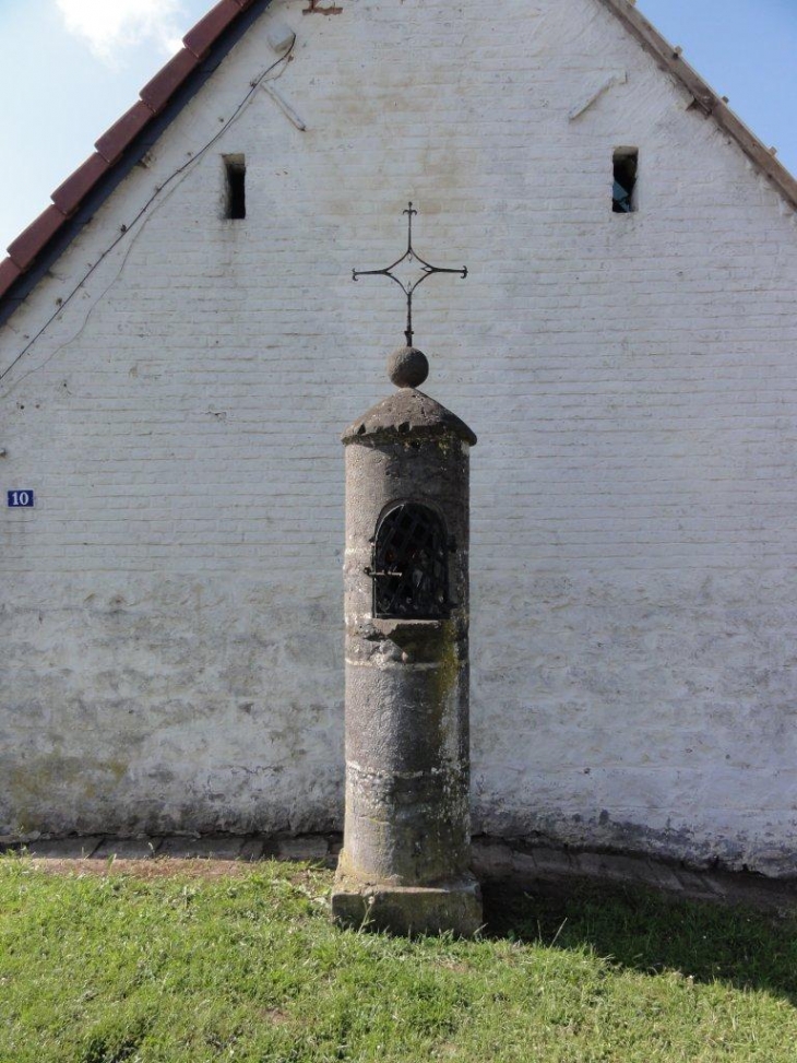 Le Favril (59550) ) chapelle Rue principale devant nr 10