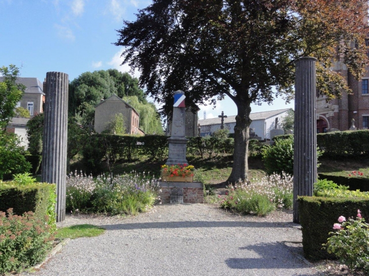 Le Favril (59550) monument aux morts