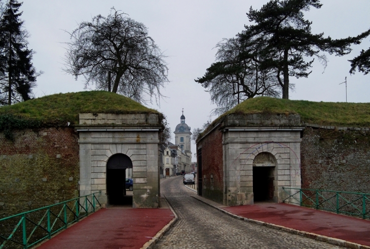 Hotel de Ville du Beffroi de Le Quesnoy par la Porte Fauroeulx