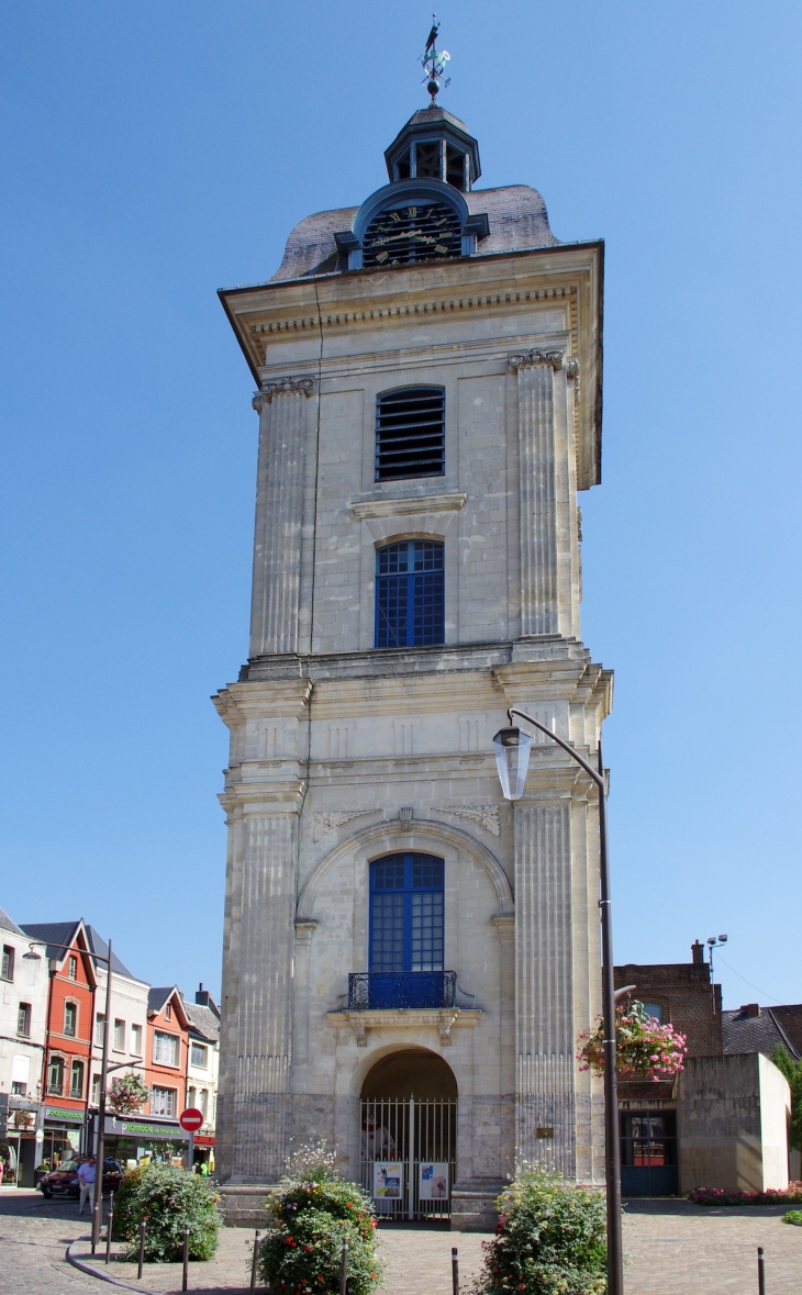 Le Beffroi.  Le premier beffroi du Quesnoy remonte à 1585. Il subira trois incendies, en 1794, 1918 et 1940. Il sera chaque fois reconstruit. - Le Quesnoy