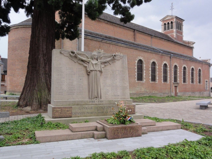 Le Quesnoy (59530) le monument aux morts et l'église de l' Assomption 