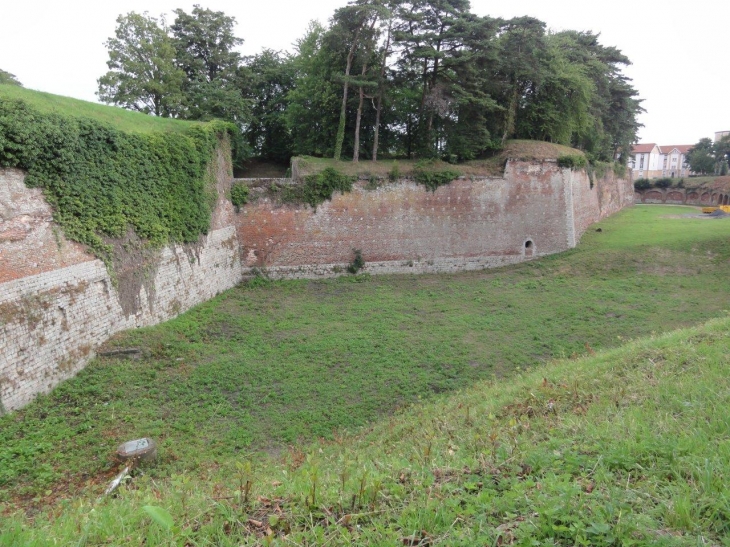 Le Quesnoy (59530) les remparts