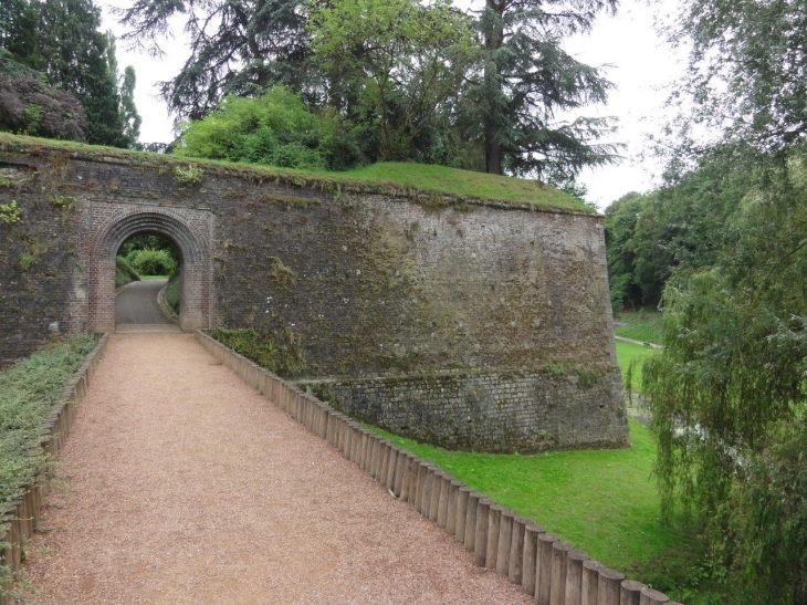 Le Quesnoy (59530) les remparts, passage vers le mémorial des New-Zélandais