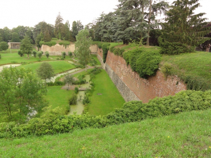 Le Quesnoy (59530) jardin sous les remparts