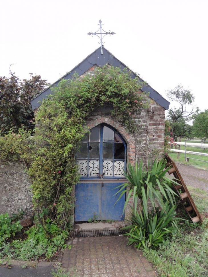 Le Quesnoy (59530) chapelle Notre Dame de Lourdes entre la ville et le hameau de Banlieu, extérieur