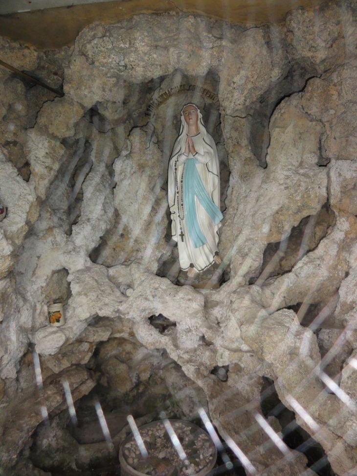 Le Quesnoy (59530) chapelle Notre Dame de Lourdes, entre la ville et le hameau de Banlieu, intérieur à travers une toile d'araignée