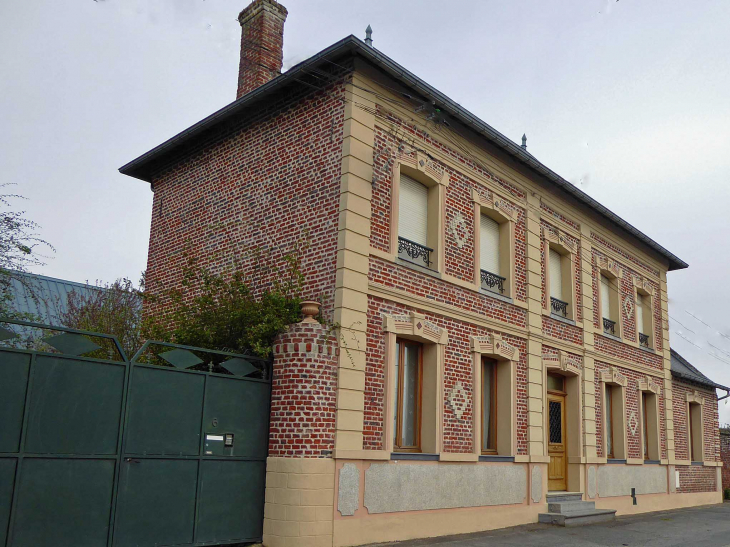 Maison dans le village - Lécluse