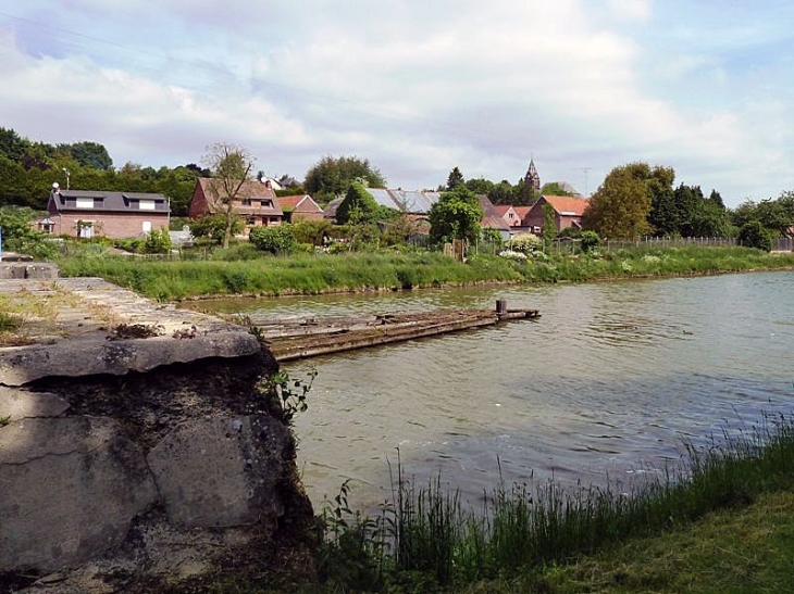 Le village vu du canal - Les Rues-des-Vignes