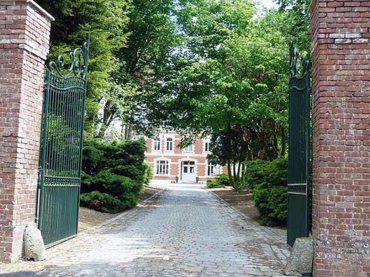 L'entrée du château - Les Rues-des-Vignes