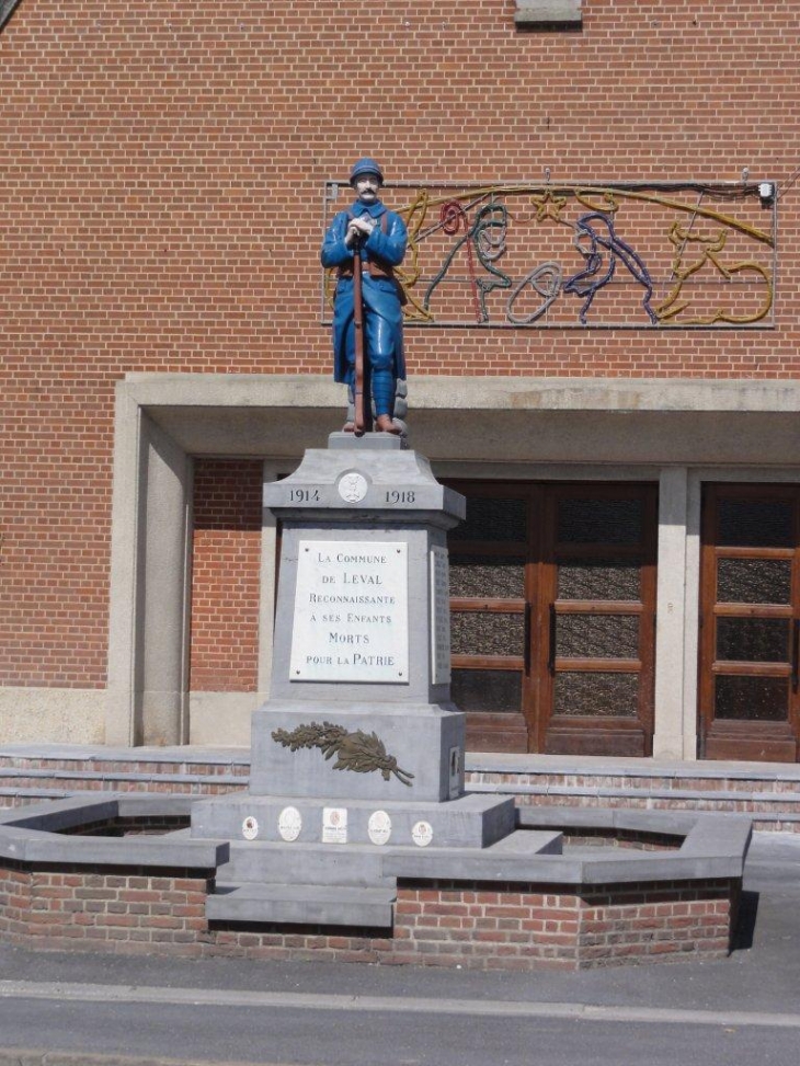 Leval (59620) monument aux morts