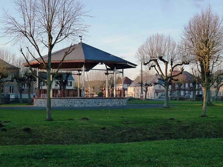 Le kiosque à musique sur la place en herbe - Leval