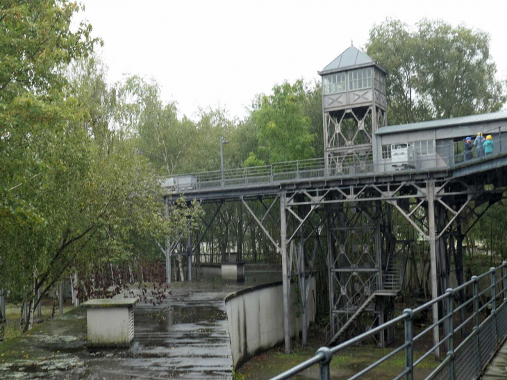 La passerelle vers le puits  - Lewarde