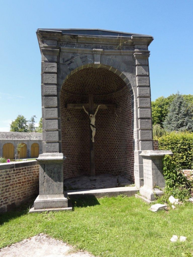 Liessies (59740) ses chapelles: calvaire à coté de l'église