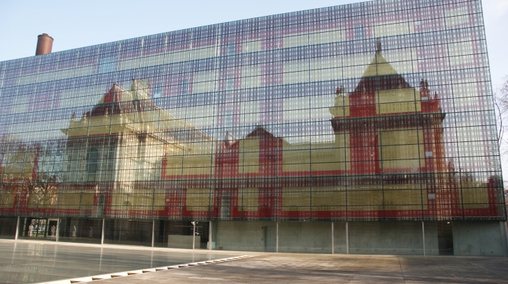 Création Artistique d'un immence Panneau de Verre Permettant le Reflet du Palais des Beaux Arts  - Lille