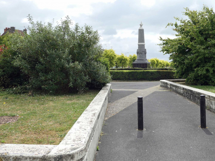 Vers le monument aux morts - Lourches