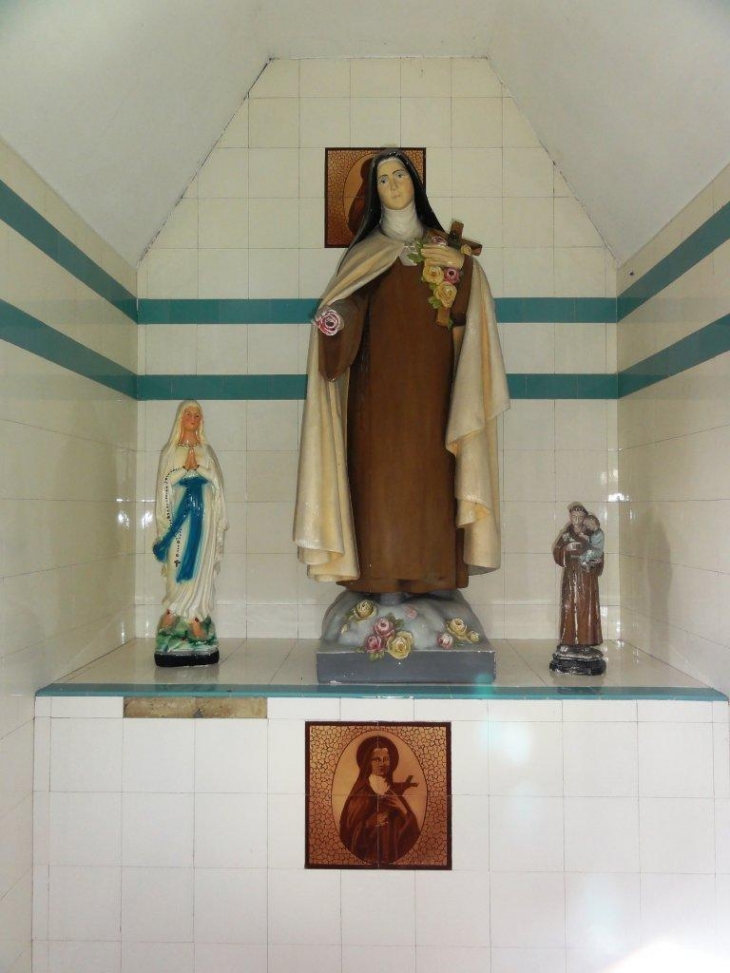 Mairieux (59600) chapelle Ste Thérèse de Lisieux, intérieux avec statues