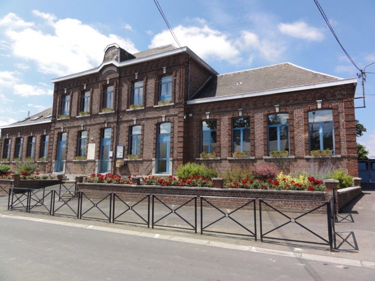 Mairieux (59600) mairie-école