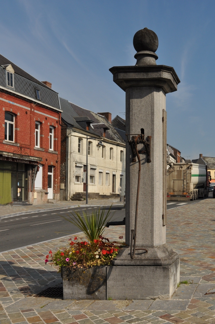 La fontaine, place de l'église - Maroilles