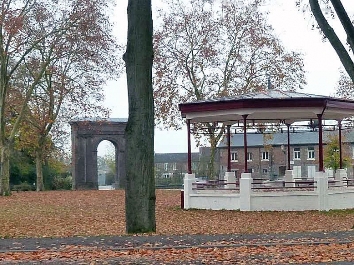 La place : arc de triomphe et kiosque à musique - Maroilles