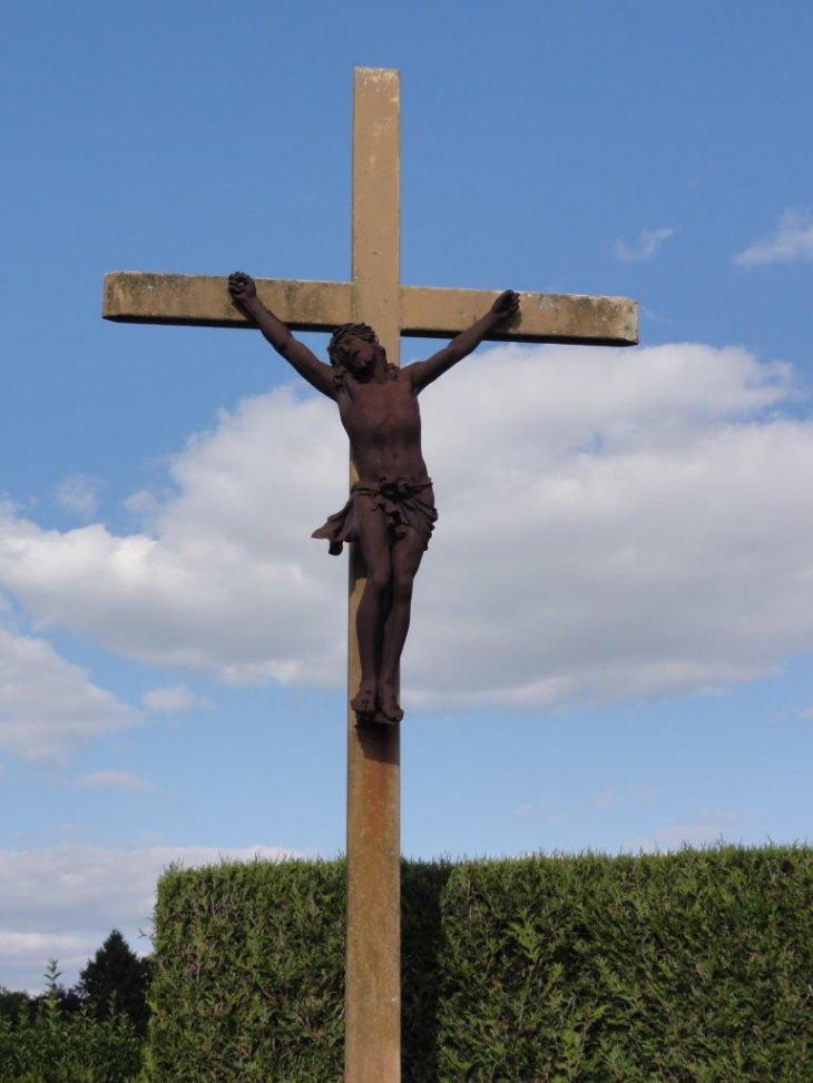 Maroilles (59550) calvaire à coté du cimetière