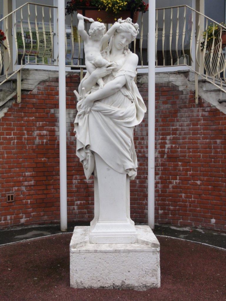 Marpent (59164) statue Sapho devant la mairie