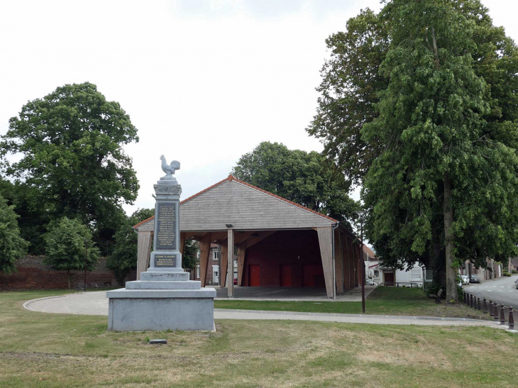 Le monument aux morts devant la halle - Mastaing