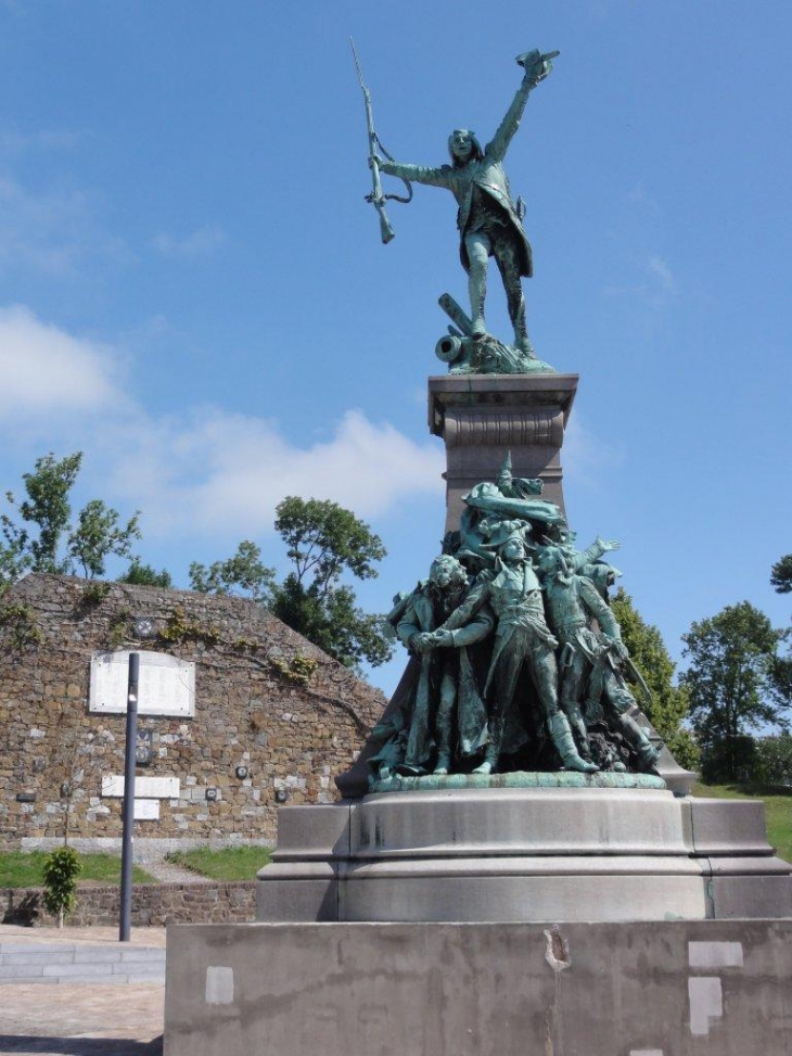 Maubeuge (59600) statue La Victoire de Wattignies, recto: les triomphateurs