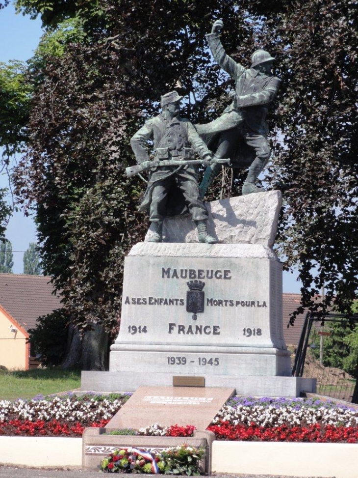 Maubeuge (59600) monument aux morts, au nord de la citadelle direction Mons