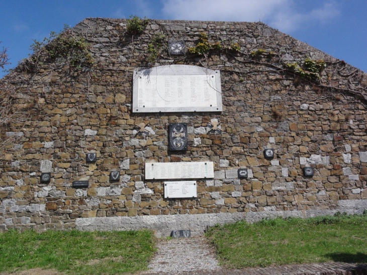 Maubeuge (59600) monument aux morts à coté de la Porte de Mons 