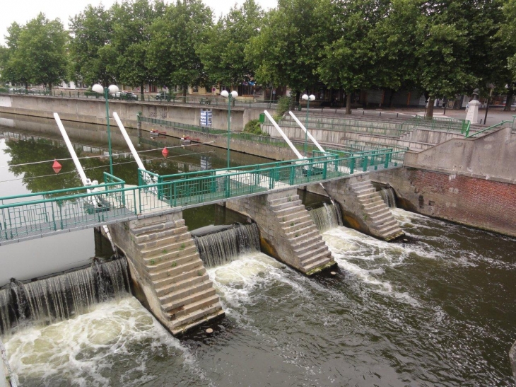 Maubeuge (59600)  la Sambre, barrage