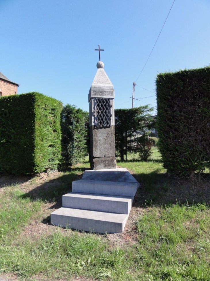 Mecquignies (59570) chapelle avec petite croix