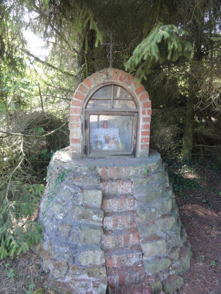 Mecquignies (59570) chapelle dans un jardin