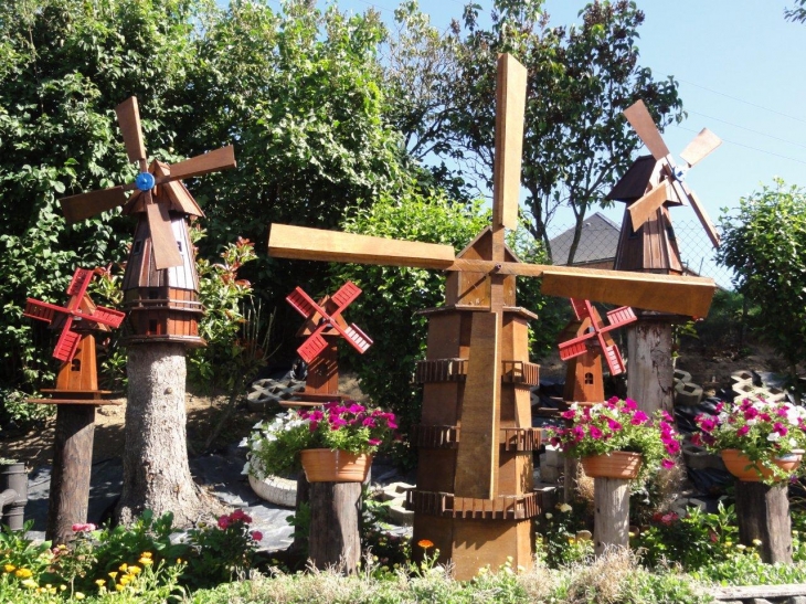 Mecquignies (59570) petits moulins à vent dans un jardin