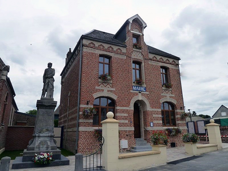 La mairie et le monument aux morts - Montay