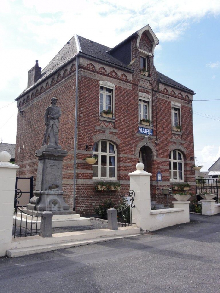 Montay (59360) mairie et monument aux morts