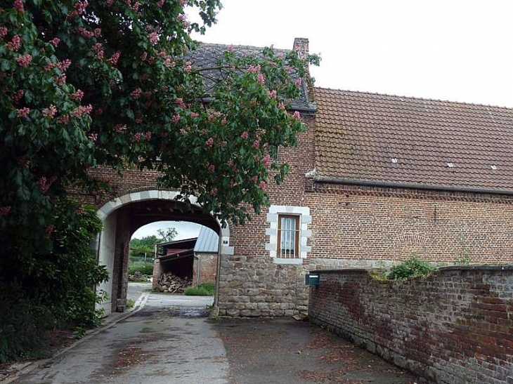 Entrée de ferme - Montrécourt