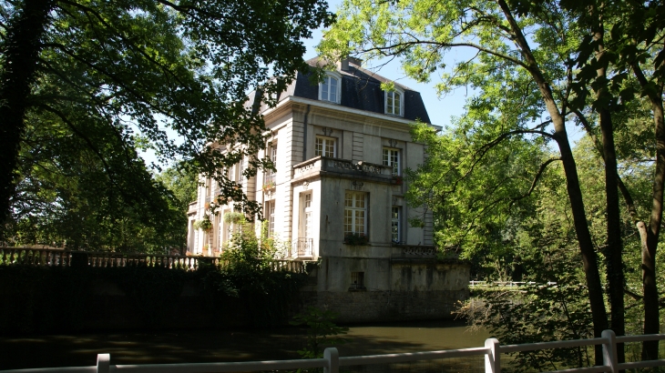 Parc Urbain de Nieppe et son Château du 17 Em Siècle